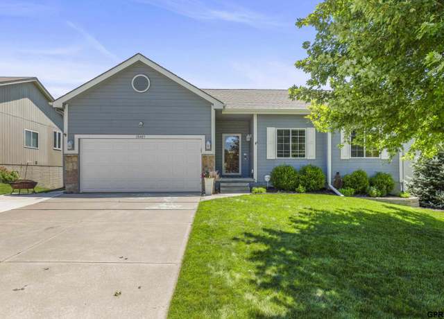 Property at 10405 S 27th St, Bellevue, NE 68123, 4 beds, 3 baths