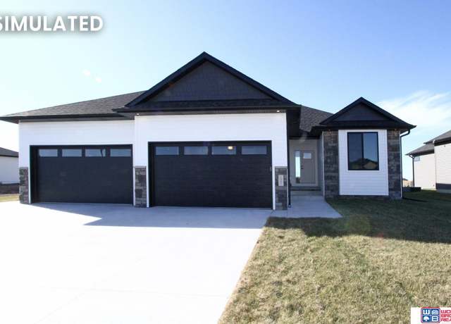 Property at 1044 N 106th St, Lincoln, NE 68527, 5 beds, 3 baths