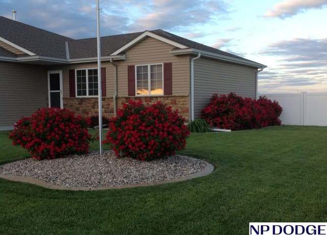 Property at 2100 NW 45th St, Lincoln, NE 68528, 3 beds, 3 baths