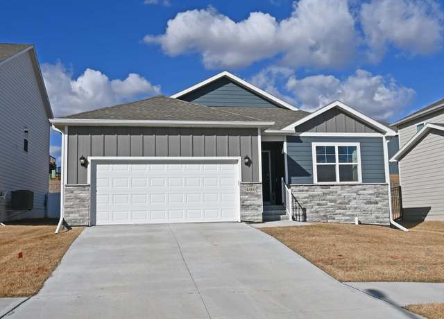 Property at 4460 Leawood Dr, Bellevue, NE 68123, 3 beds, 2 baths