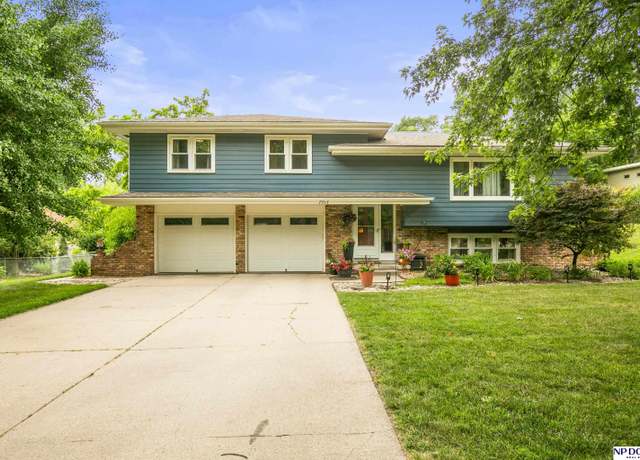 Property at 7717 Manderson Cir, Omaha, NE 68134, 3 beds, 2.5 baths