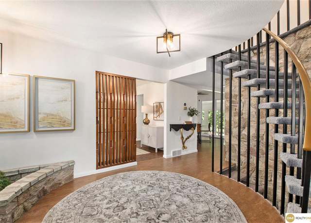 Property at 2709 S 100 St, Omaha, NE 68124, 5 beds, 6 baths