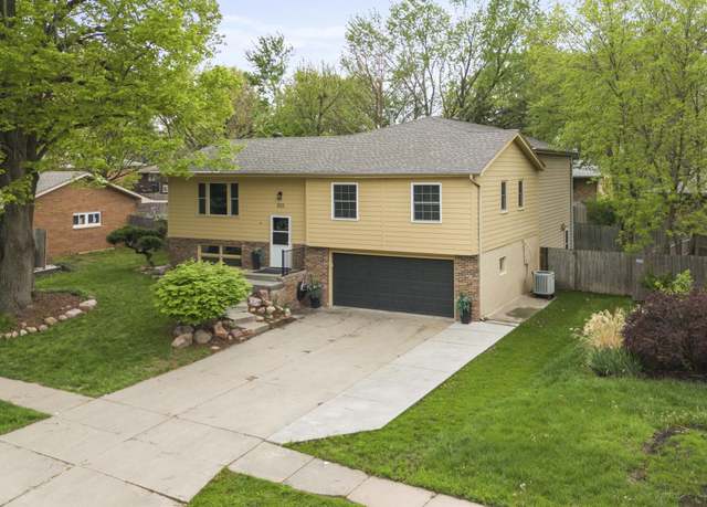 Property at 501 Driftwood Dr, Lincoln, NE 68506, 3 beds, 3 baths