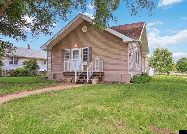 Property at 8203 N 30 St, Omaha, NE 68112, 5 beds, 3 baths