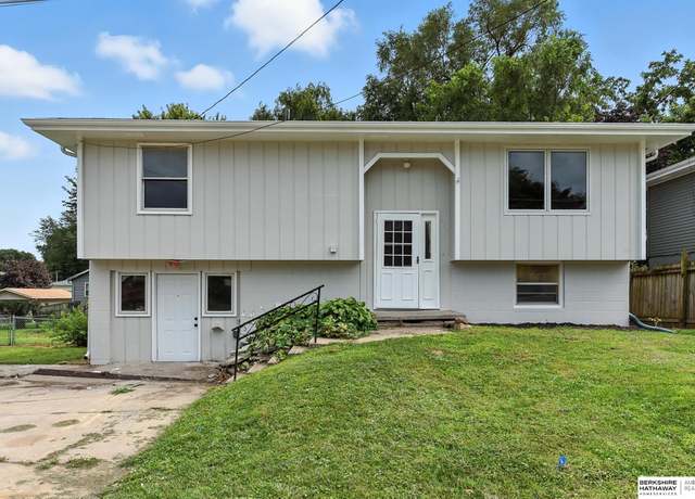 Property at 905 6th St, Glenwood, IA 51534, 4 beds, 2 baths