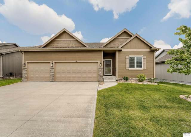 Property at 13545 S 55th St, Papillion, NE 68133, 4 beds, 3 baths