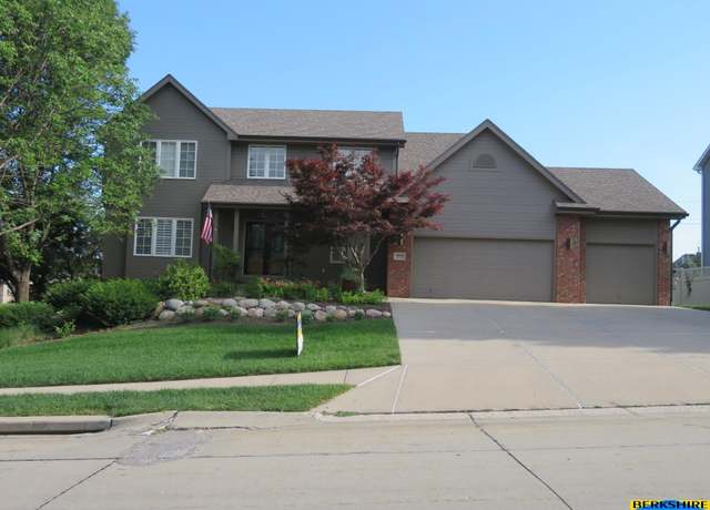 Property at 10401 Hillcrest Dr, La Vista, NE 68128, 5 beds, 3.5 baths