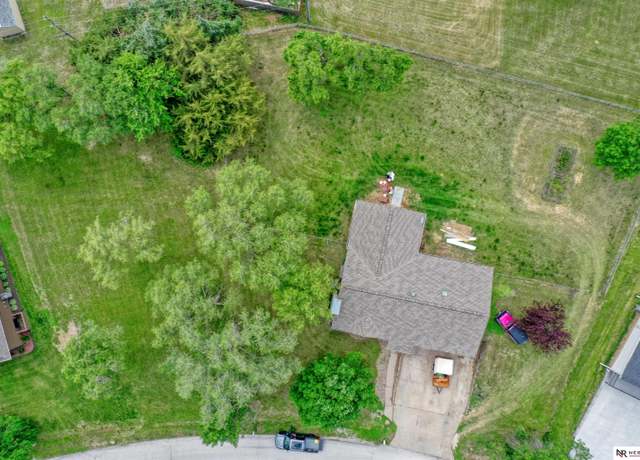Property at 9500 Dawn Dr, Plattsmouth, NE 68048, 4 beds, 3 baths