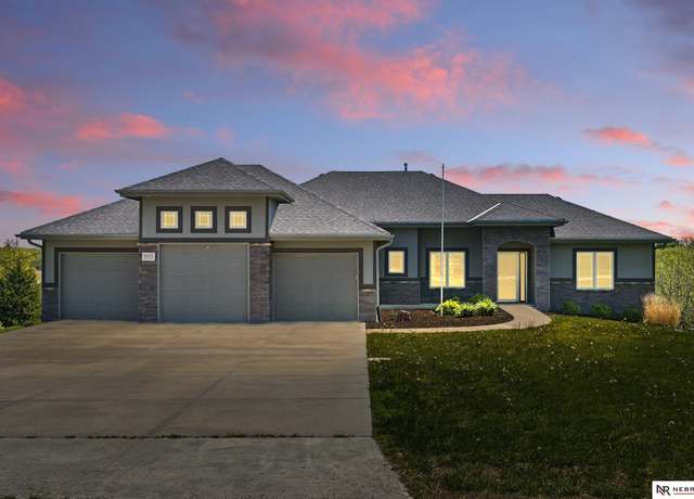 Property at 8605 Emerson Rd, Plattsmouth, NE 68048, 5 beds, 4 baths
