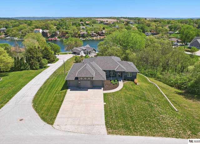 Property at 8605 Emerson Rd, Plattsmouth, NE 68048, 5 beds, 4 baths