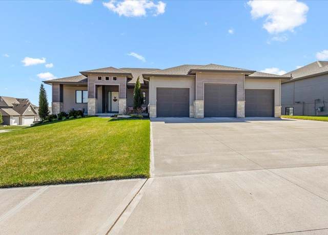 Property at 12601 S 78th St, Papillion, NE 68046, 5 beds, 3 baths