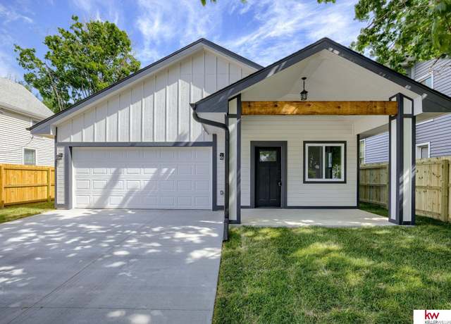 Property at 906 5th Ave, Council Bluffs, IA 51501, 3 beds, 2 baths