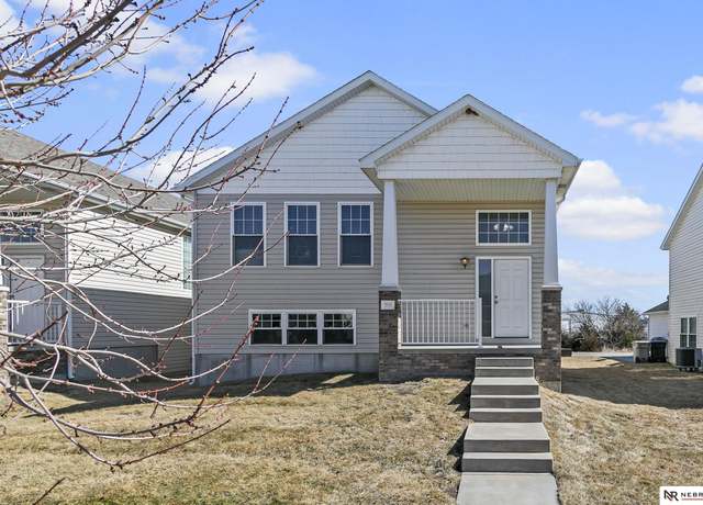 Property at 900 Lamont Dr, Lincoln, NE 68528, 4 beds, 3 baths