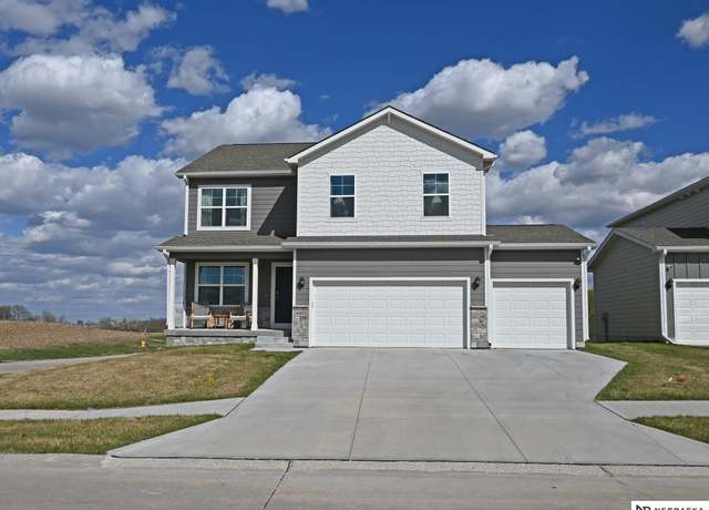Property at 4401 Leawood Dr, Bellevue, NE 68123, 5 beds, 3.5 baths