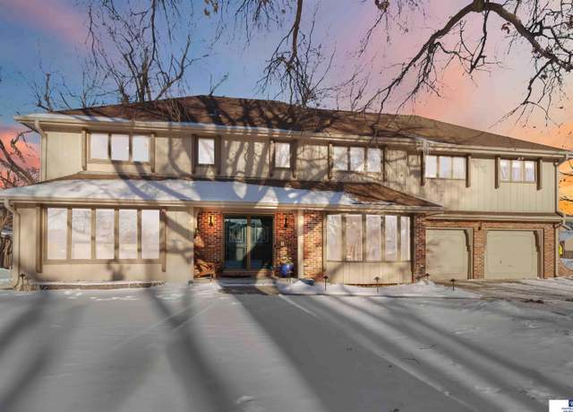Property at 5627 Oak Hills Dr, Omaha, NE 68137, 4 beds, 2.5 baths