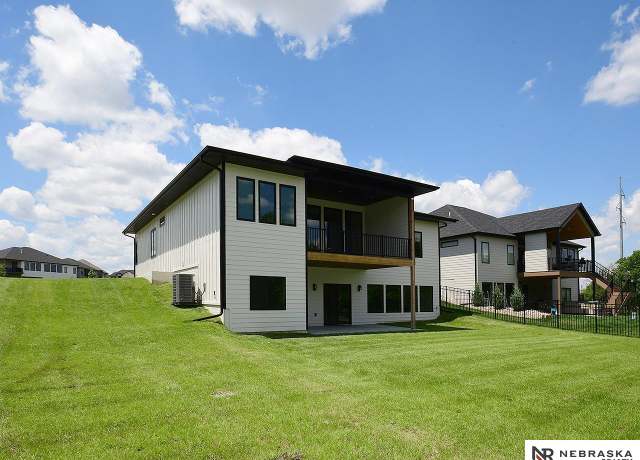 Property at 6320 S 90th St, Lincoln, NE 68526, 5 beds, 3 baths