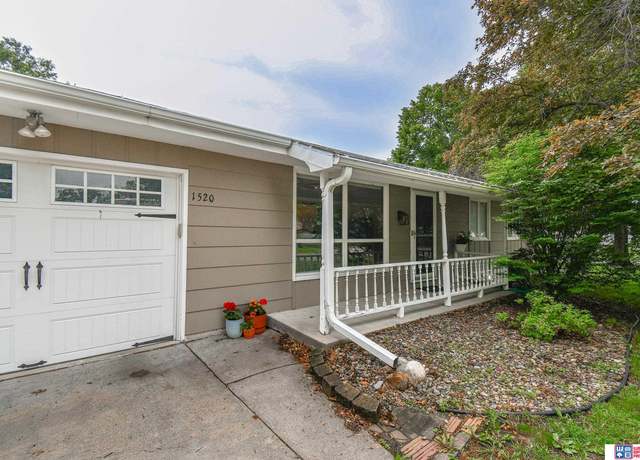 Property at 1520 SW 8th St, Lincoln, NE 68522, 3 beds, 2 baths