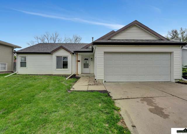 Property at 1740 SW 21st St, Lincoln, NE 68522, 3 beds, 2 baths