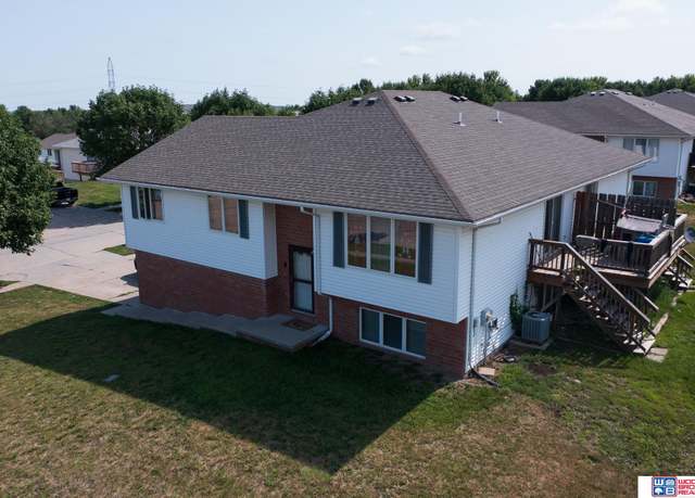 Property at 8601 Delphinium Ln, Lincoln, NE 68505, 4 beds, 3 baths