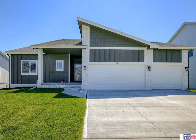 Property at 9221 S 177th St, Omaha, NE 68136, 3 beds, 2 baths