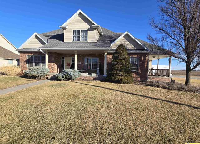 Property at 2010 Irving St, Beatrice, NE 68310, 5 beds, 3.5 baths