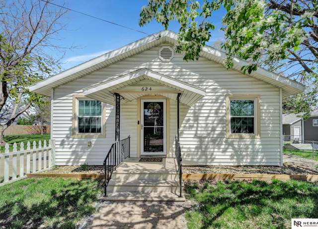 Property at 624 W High St, Lincoln, NE 68522, 2 beds, 1 bath