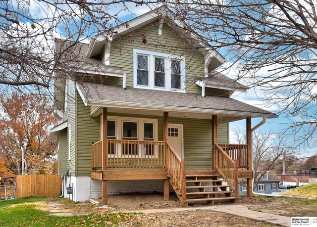 Property at 2802 S 34th St, Omaha, NE 68105, 3 beds, 3.5 baths