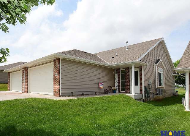 Property at 8946 Broken Spoke Dr, Lincoln, NE 68507, 2 beds, 2 baths