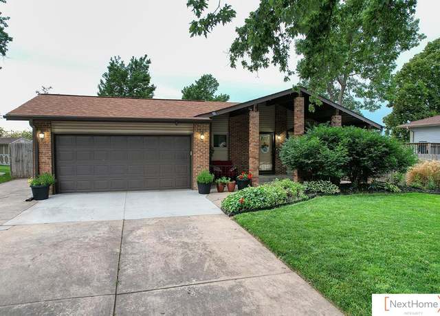 Property at 5609 Stonecliffe Ct, Lincoln, NE 68516, 3 beds, 2 baths