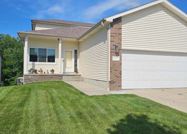 Property at 7814 Phares Dr, Lincoln, NE 68516, 3 beds, 3 baths