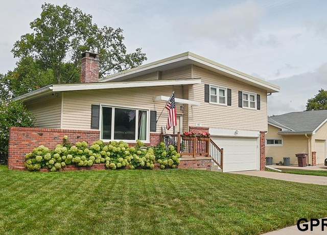 Property at 921 Cottonwood Dr, Lincoln, NE 68510, 3 beds, 1.5 baths