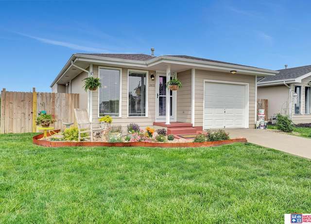 Property at 2833 NW 55th St, Lincoln, NE 68524, 3 beds, 2 baths