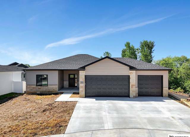 Property at 5431 W Sundowner Rd, Lincoln, NE 68528, 4 beds, 4 baths