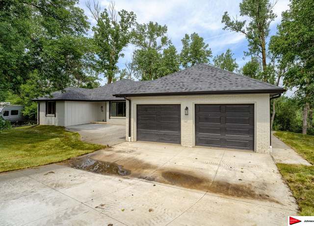 Property at 11228 N 61 Cir, Omaha, NE 68152, 5 beds, 3 baths