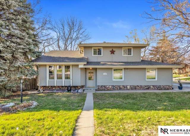 Property at 3739 Lawnwood Dr, Bellevue, NE 68123, 3 beds, 2.5 baths