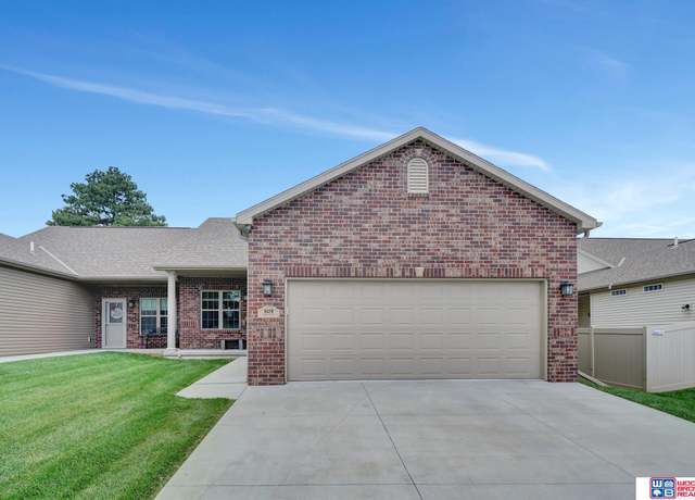 Property at 8178 Regent Dr, Lincoln, NE 68507, 3 beds, 3 baths