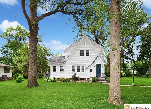 Property at 1302 N Mckaig Ave, York, NE 68467, 3 beds, 1.5 baths