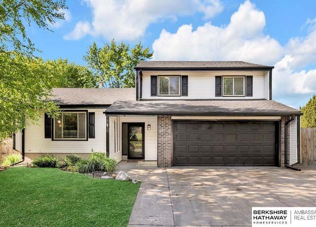 Property at 800 W Perry St, Papillion, NE 68046, 3 beds, 2 baths
