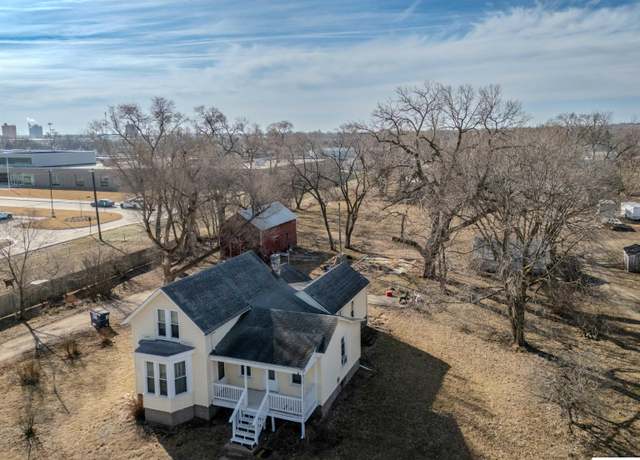 Property at 425 W Washington St, Fremont, NE 68025, 4 beds, 1 bath
