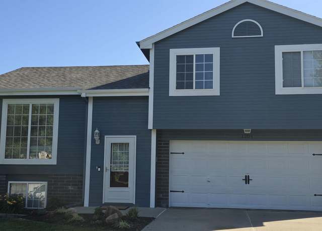 Property at 1204 Devon Dr, Papillion, NE 68046, 3 beds, 2 baths