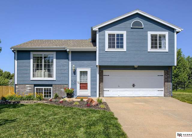 Property at 1204 Devon Dr, Papillion, NE 68046, 3 beds, 2 baths