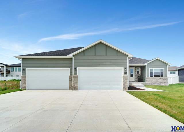 Property at 1025 N 108th St, Lincoln, NE 68527, 5 beds, 3 baths