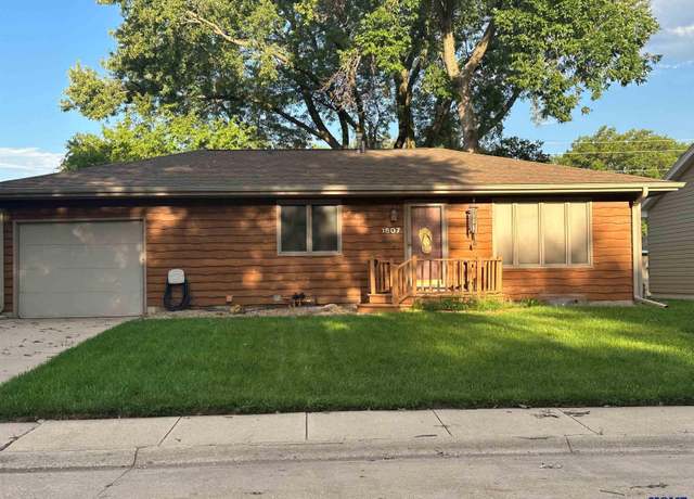 Property at 1607 N 18th St, Beatrice, NE 68310, 3 beds, 1.5 baths