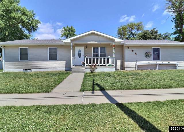 Property at 950 E 16th St, Fremont, NE 68025, 5 beds, 2 baths