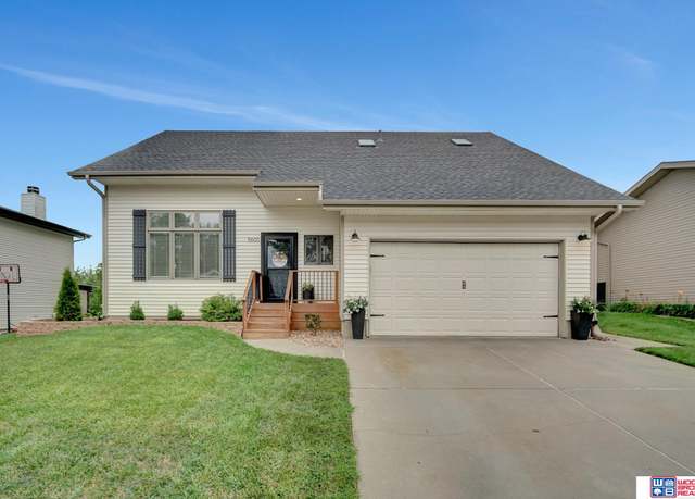 Property at 5600 NW Fairway Dr, Lincoln, NE 68521, 4 beds, 3.5 baths