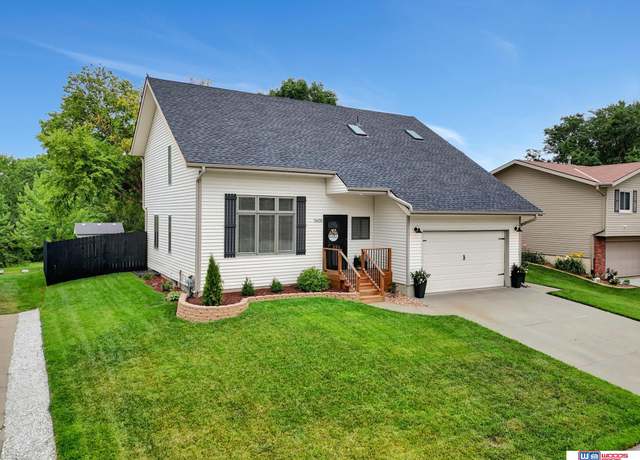 Property at 5600 NW Fairway Dr, Lincoln, NE 68521, 4 beds, 3.5 baths