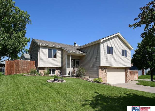 Property at 5000 NW 6th St, Lincoln, NE 68521, 4 beds, 3 baths