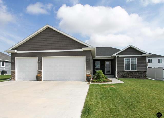Property at 320 Woodland Blvd, Hickman, NE 68372, 5 beds, 3 baths