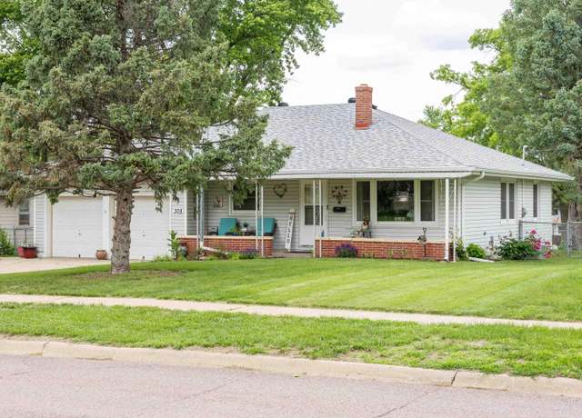 Property at 308 Crest Rd, Papillion, NE 68046, 4 beds, 2 baths