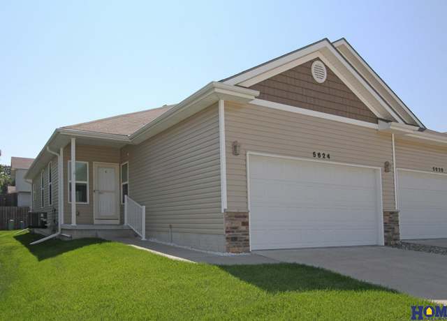 Property at 5624 Barrington Cir, Lincoln, NE 68516, 2 beds, 2.5 baths